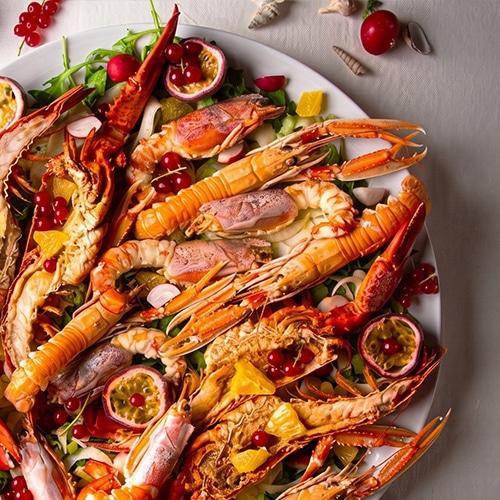 Cromoterapia nel piatto: perché i colori del mare ci rendono felici?
