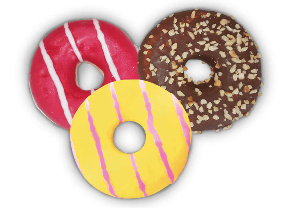 Ciambella donut alla crema, frutti di bosco, cioccolato e nocciole