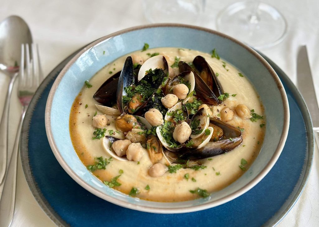 Crema di ceci con sautè di cozze e vongole_piatto finale orizzontale 2