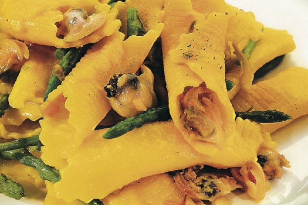 Garganelli-con-asparagi-e-vongole-veraci