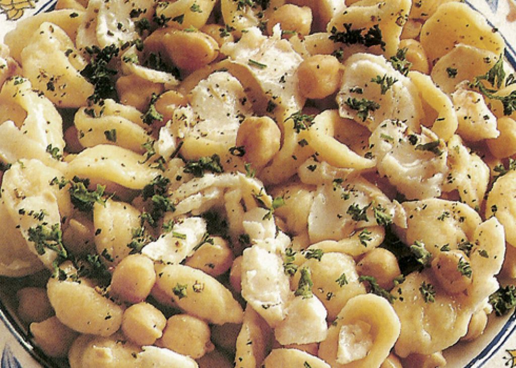 Orecchiette-con-ceci-e-branzino