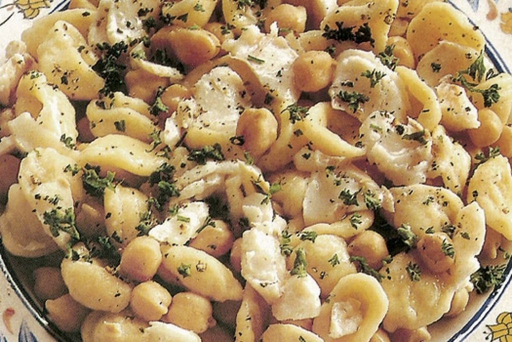 Orecchiette-con-ceci-e-branzino