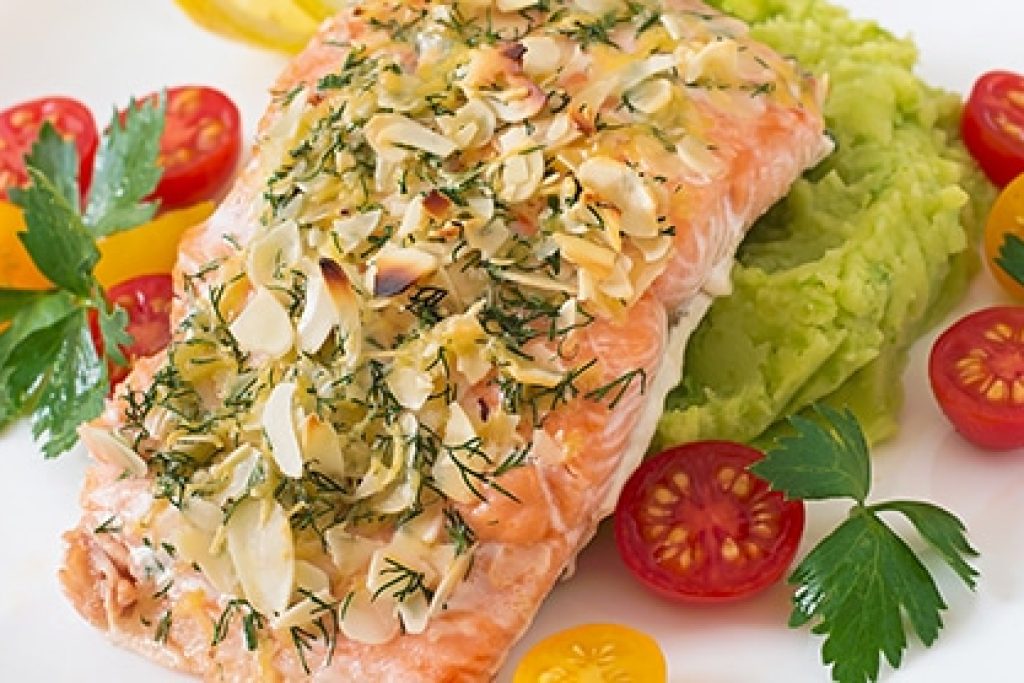 Salmone-agrumato-in-crosta-di-mandorle-e-pure-verde