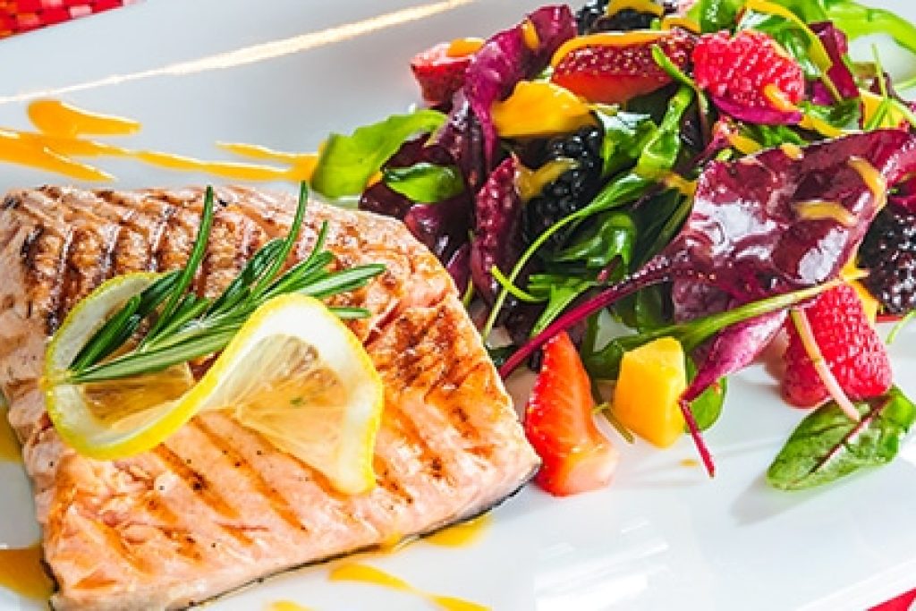 Salmone-grigliato-al-profumo-d_arancia-con-insalata-primavera