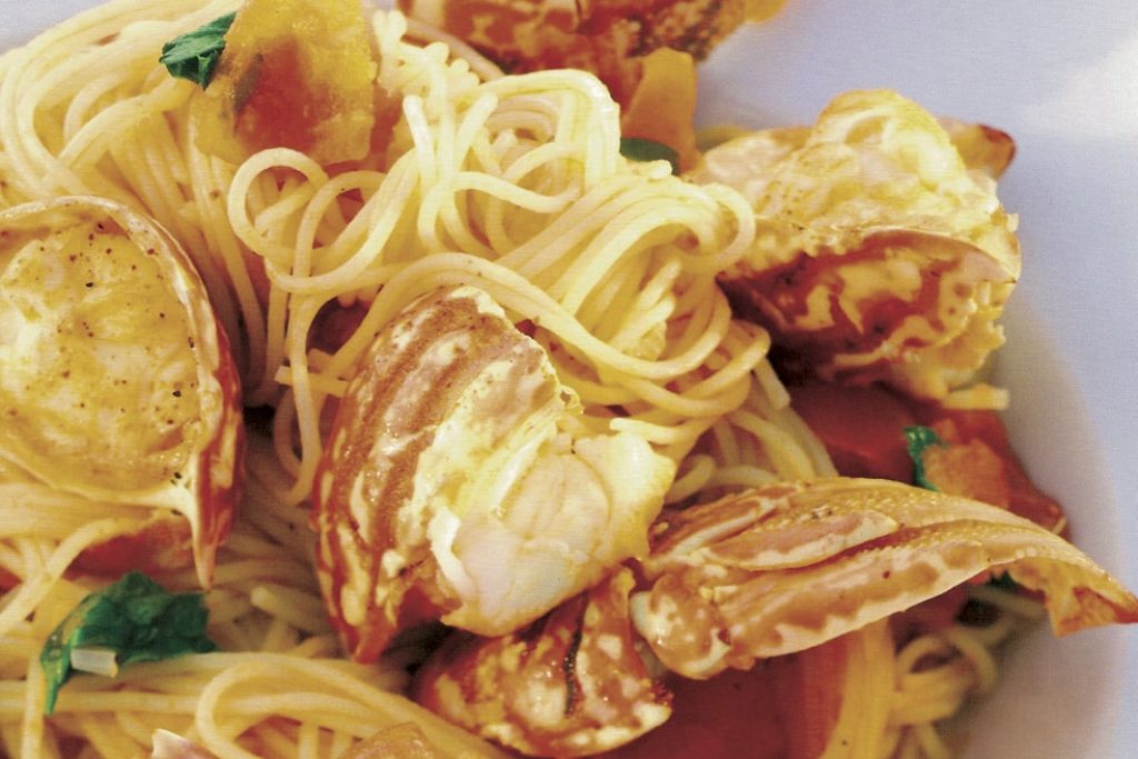 Spaghetti_alla_chitarra_con_aragosta_e_pomodori_freschi