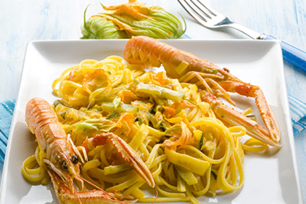 TAGLIATELLE_CON_ZUCCHINE,_SCAMPI_E_FIORI_DI_ZUCCA