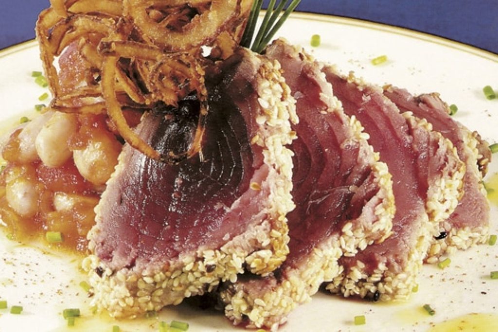 Trancio-di-tonno-con-fagioli-borlotti-e-anelli-di-cipolla