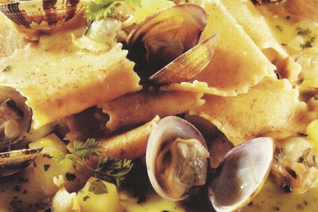 Zuppa_con_maccheroni_di_pane_e_vongole_veraci_a