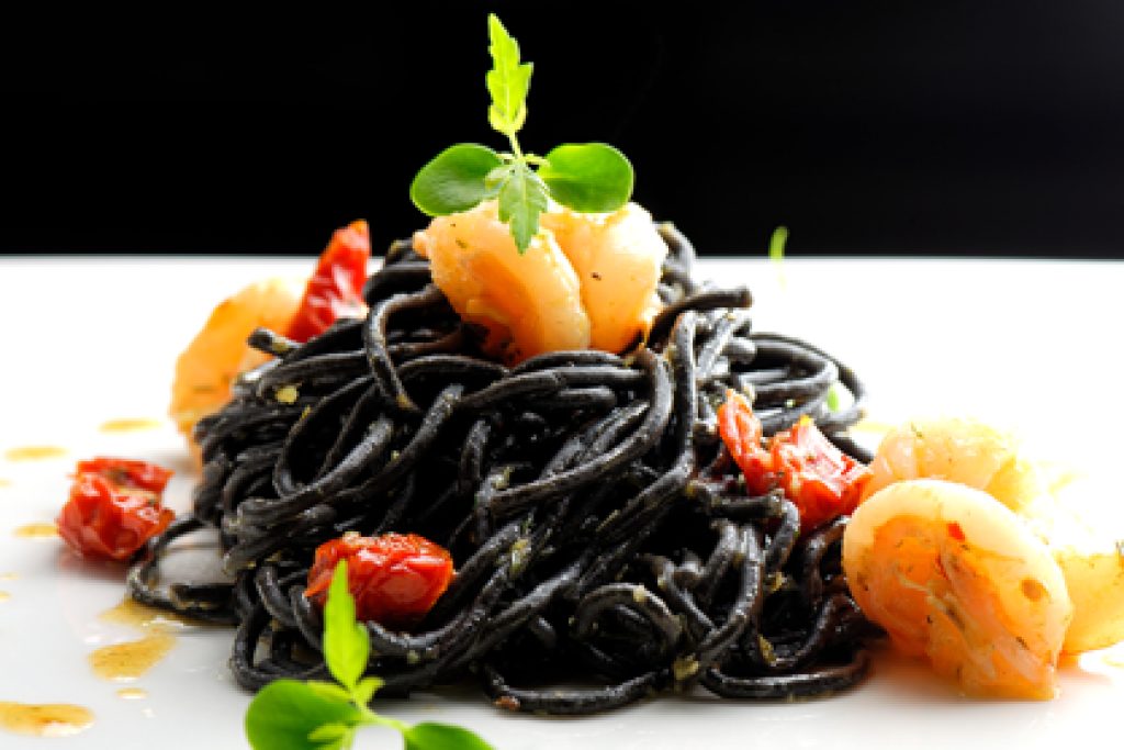 spaghetti_al_nero_di_seppia_al_profumo_di_mare
